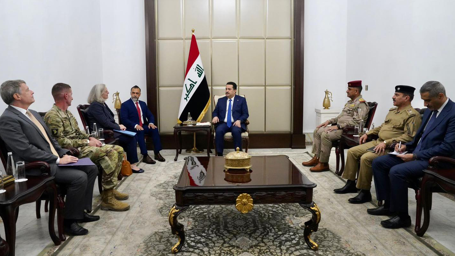 Major General Joel Vowell (left), the Commander of Combined Joint Task Force - Operation Inherent Resolve (CJTF-OIR) meeting with Iraqi leadership in Baghdad. (Photo: Iraqi Premier's Media Office)