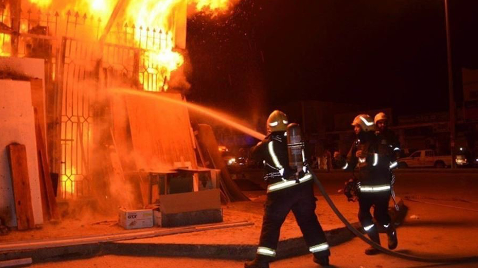 رجال إطفاء يحاولون إخماد النيران (وكالة واع)