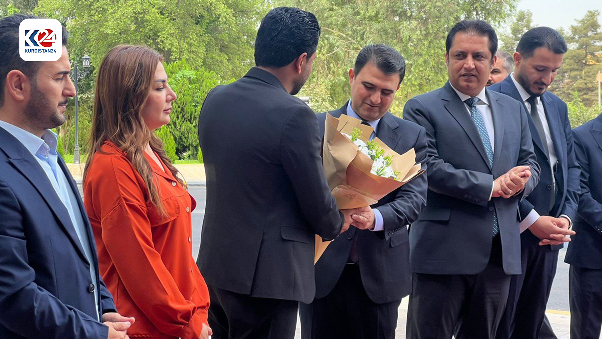 ئەو مامۆستایانەی کرانە گرێبەست چەپکەگوڵی سوپاسگوزارییان پێشکەشی سەرۆک وەزیران کرد (وێنە: هۆشمەند سادق - کوردستان24)