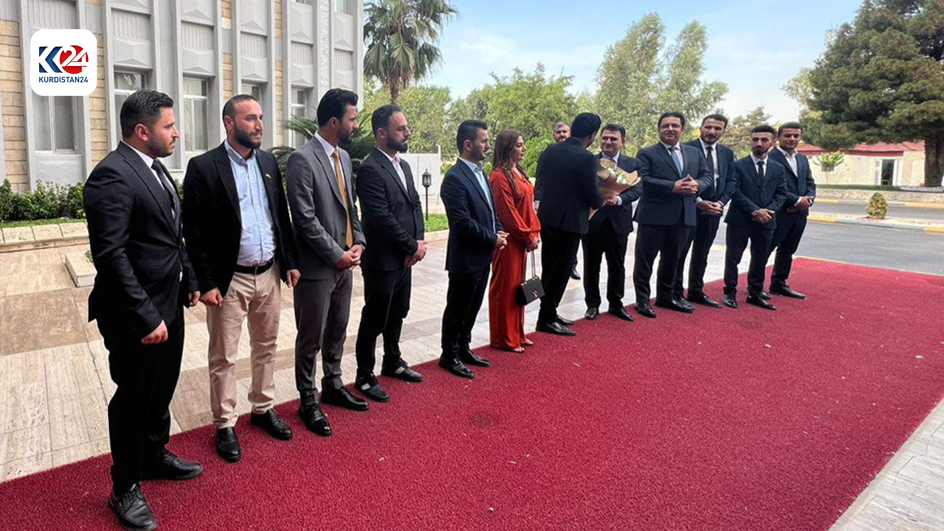 ئەو مامۆستایانەی کرانە گرێبەست چەپکەگوڵی سوپاسگوزارییان پێشکەشی سەرۆک وەزیران کرد (وێنە: هۆشمەند سادق - کوردستان24)