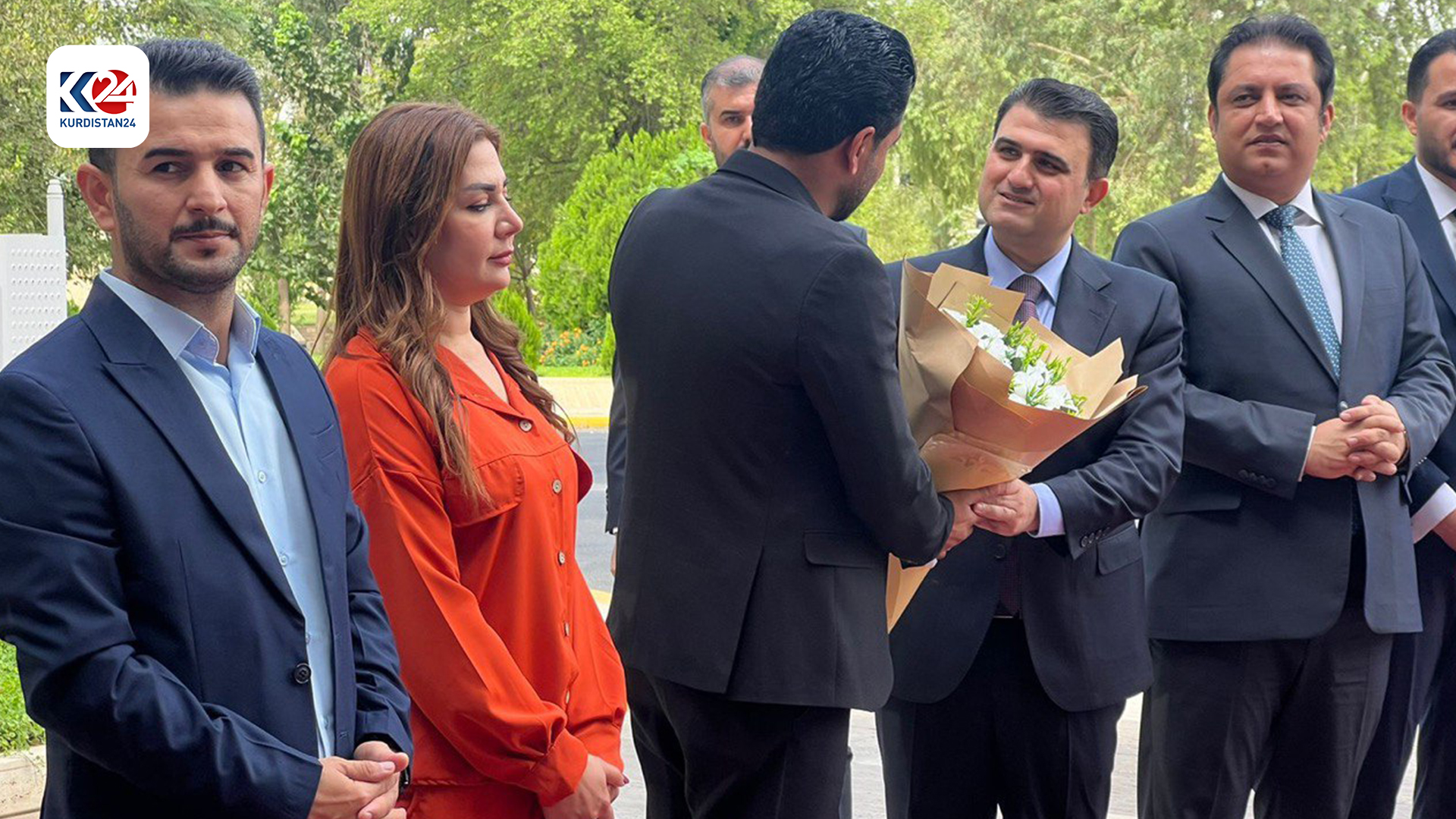 ئەو مامۆستایانەی کرانە گرێبەست چەپکەگوڵی سوپاسگوزارییان پێشکەشی سەرۆک وەزیران کرد (وێنە: هۆشمەند سادق - کوردستان24)