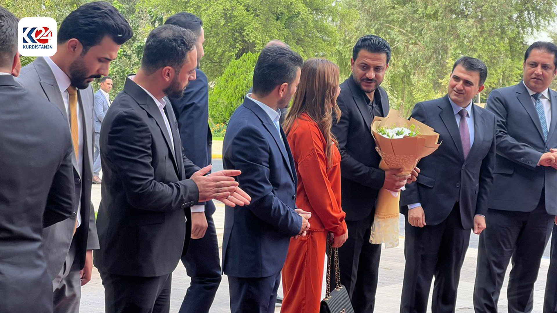 ئەو مامۆستایانەی کرانە گرێبەست چەپکەگوڵی سوپاسگوزارییان پێشکەشی سەرۆک وەزیران کرد (وێنە: هۆشمەند سادق - کوردستان24)