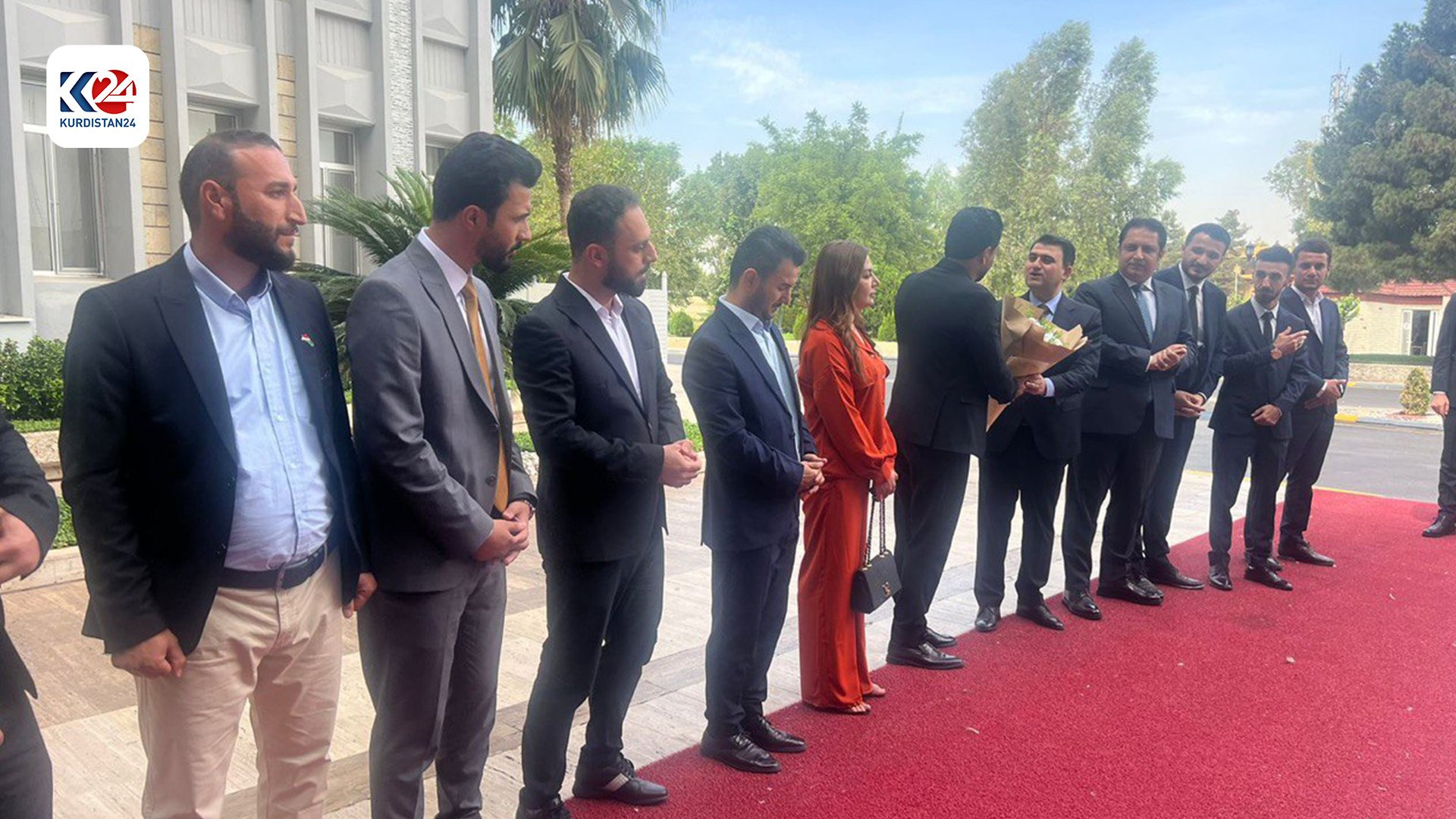 ئەو مامۆستایانەی کرانە گرێبەست چەپکەگوڵی سوپاسگوزارییان پێشکەشی سەرۆک وەزیران کرد (وێنە: هۆشمەند سادق - کوردستان24)