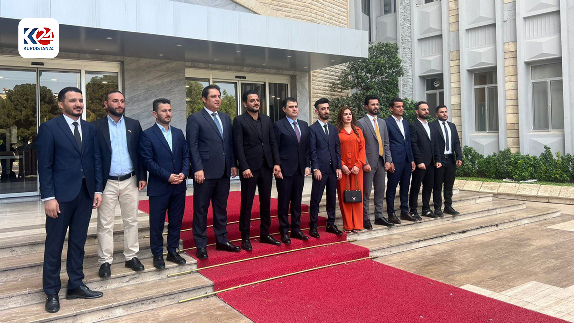 ئەو مامۆستایانەی کرانە گرێبەست چەپکەگوڵی سوپاسگوزارییان پێشکەشی سەرۆک وەزیران کرد (وێنە: هۆشمەند سادق - کوردستان24)