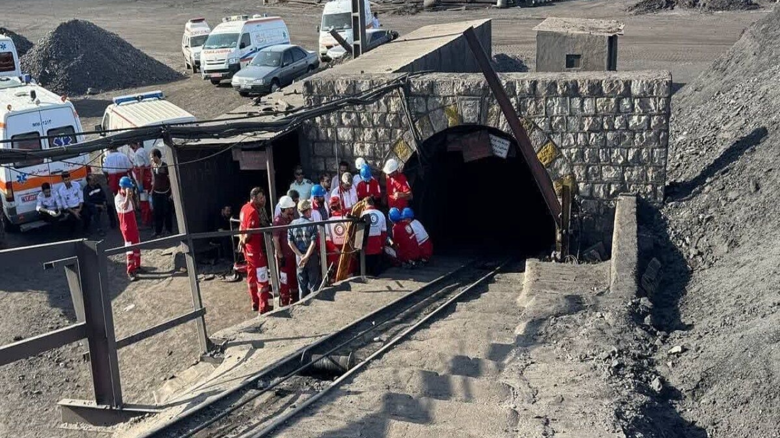 ۱۱ کارگر حادثه‌ی معدن طبس در ایران همچنان در عمق زمین محبوس هستند