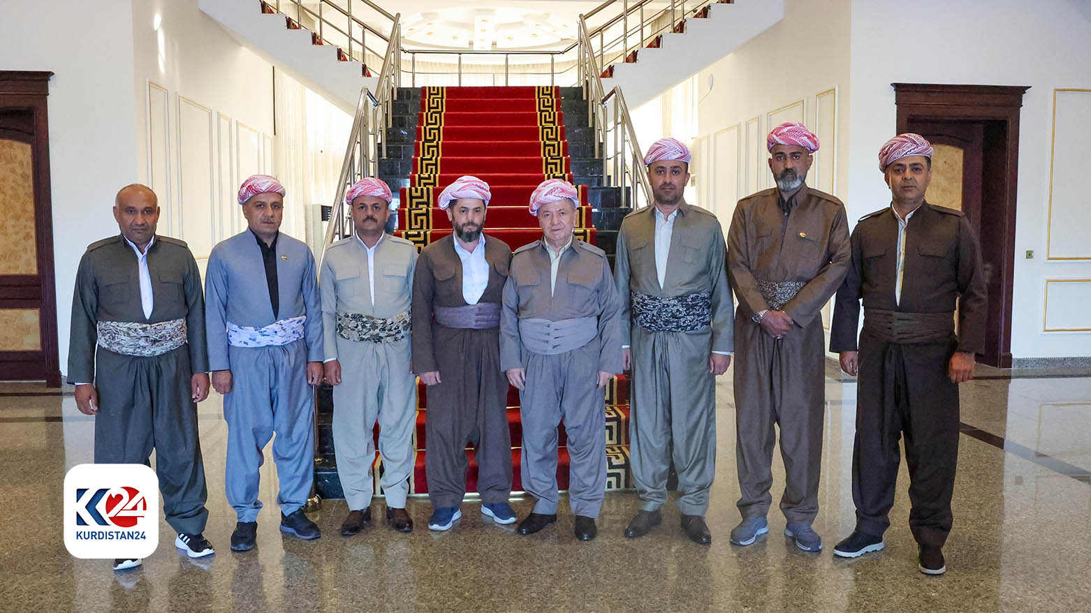 سەرۆك بارزانی لەگەڵ ژمارەیەك لە ئەندامانی كۆمەڵەی شەهیدانی زیندووی لقی دهۆك