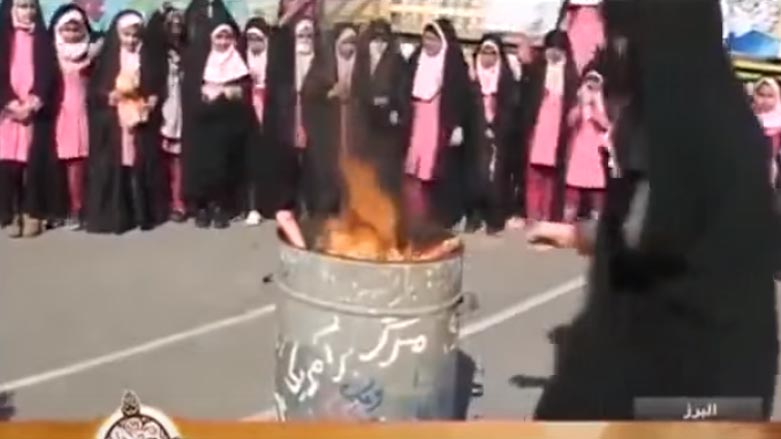 به‌ ڤیدیۆ.. ئێران.. لە قوتابخانەیەكدا بووكەڵەی باڕبی دەسوتێنرێت