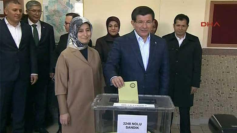Li Tirkiyê serkirdeyên partiyên serekî dengê xwe bikar tînin