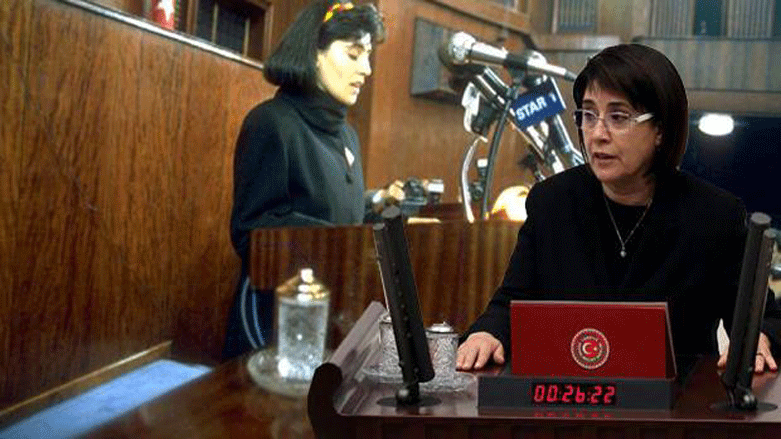 Leyla Zana dîsan bi Kurdî dest bi sondxwarinê kir