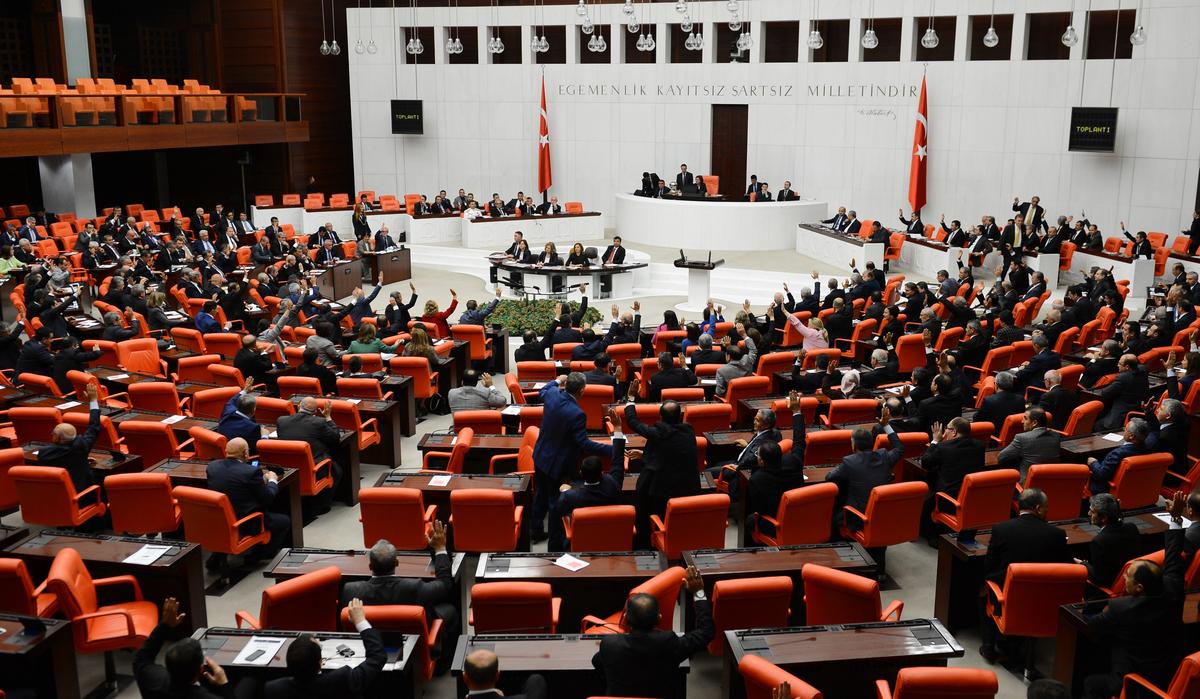 Parlamenterên Tirkiyê sibe sond dixwin