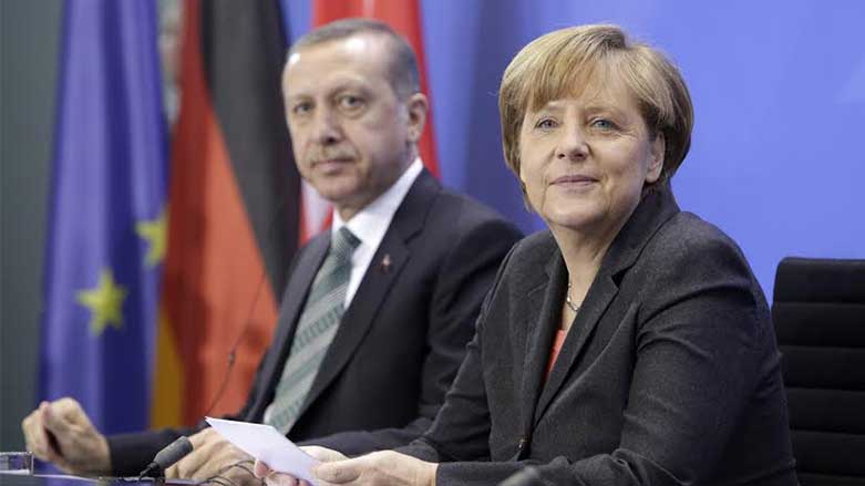 Merkel serdana Tirkiyê dike û ligel Erdogan dicive 