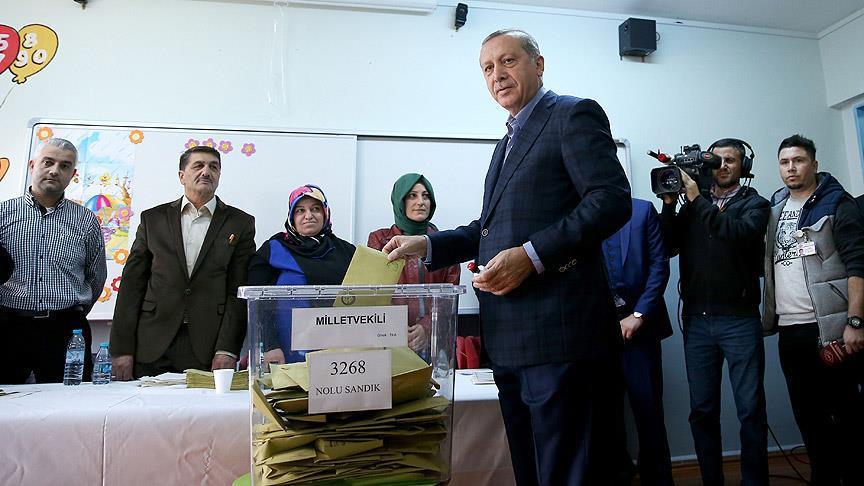 Li Tirkiyê serkirdeyên partiyên serekî dengê xwe bikar tînin