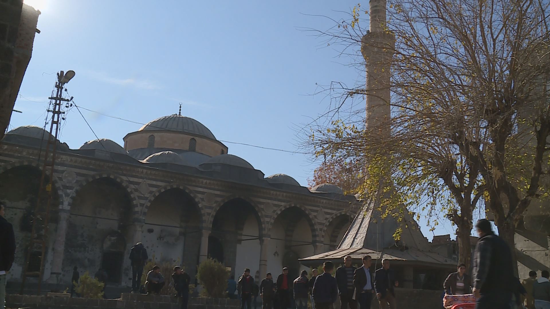 Li Diyarbekirê şer berdewam e û bajar vala dibe