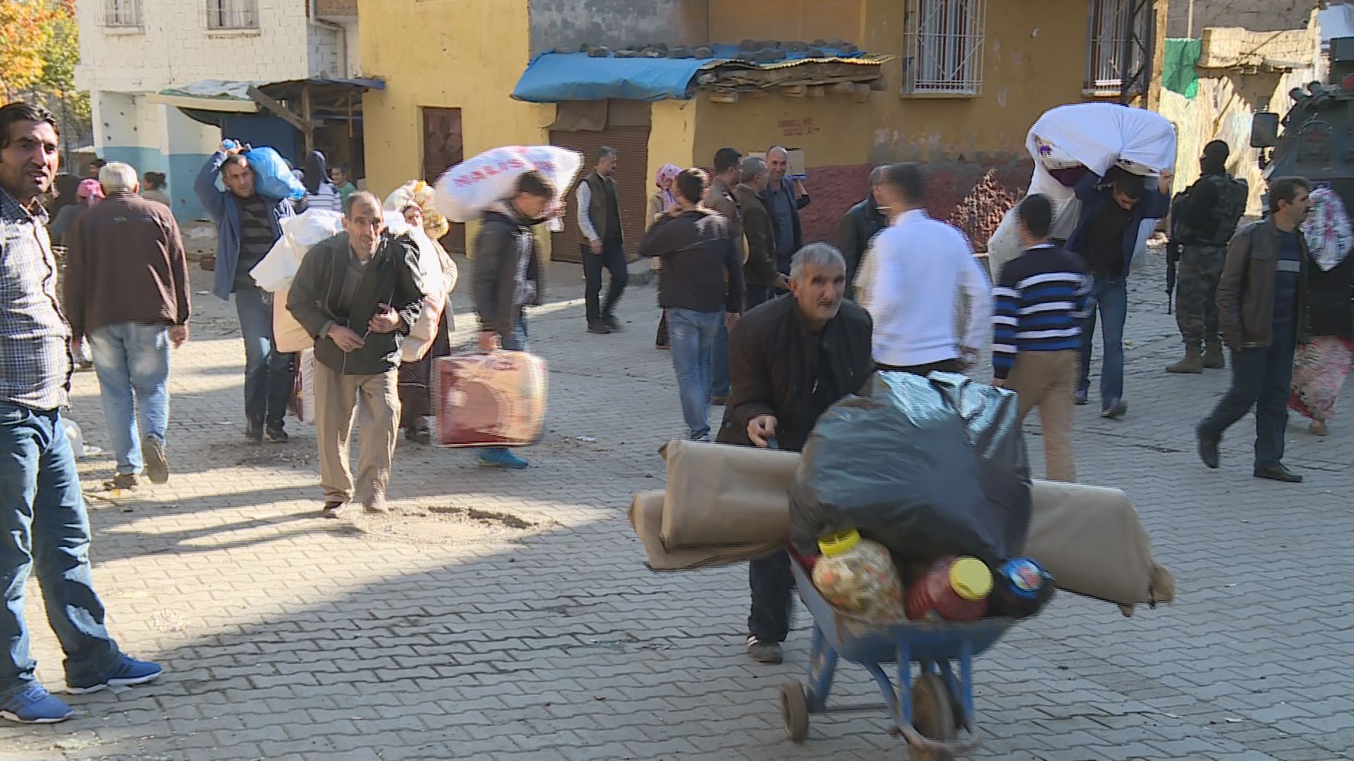 Li Diyarbekirê şer berdewam e û bajar vala dibe