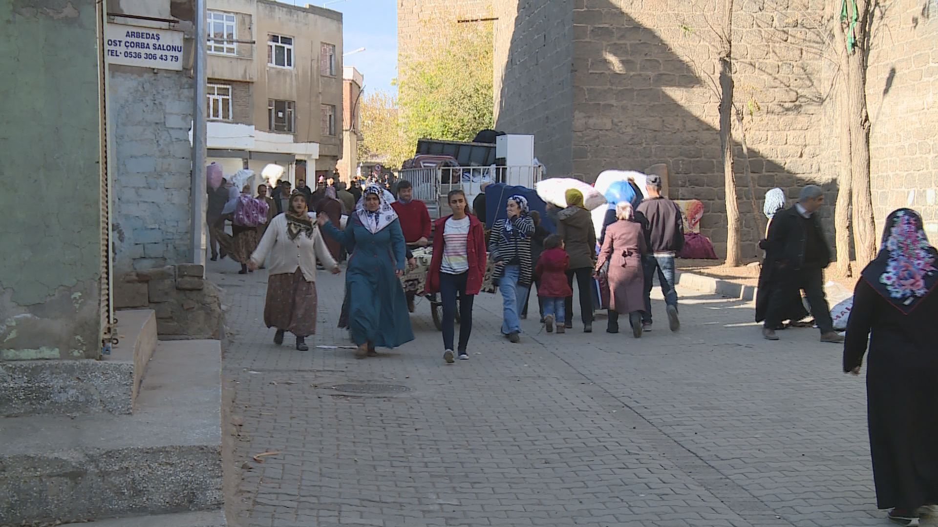 Li Diyarbekirê şer berdewam e û bajar vala dibe