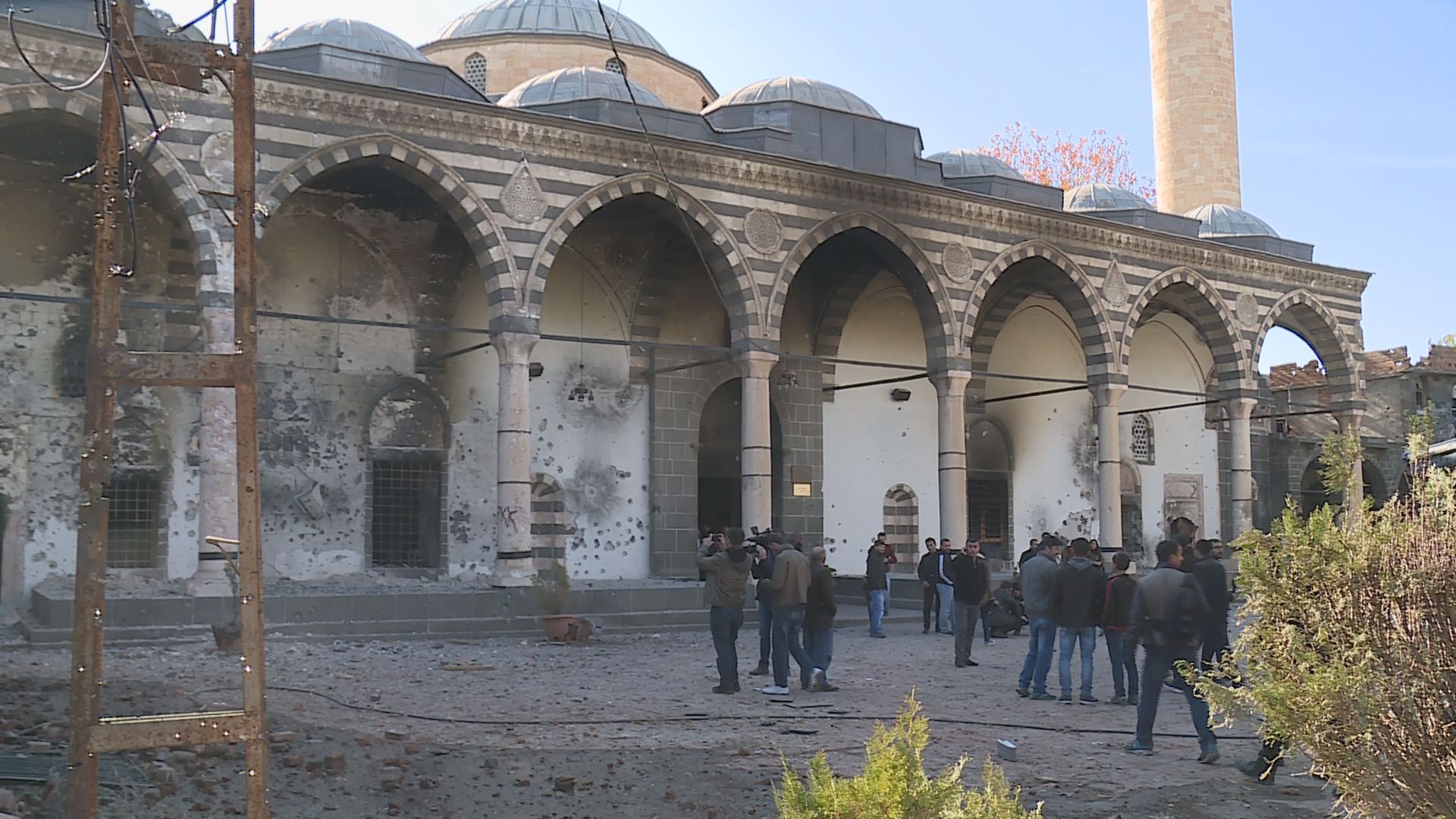 Li Diyarbekirê şer berdewam e û bajar vala dibe