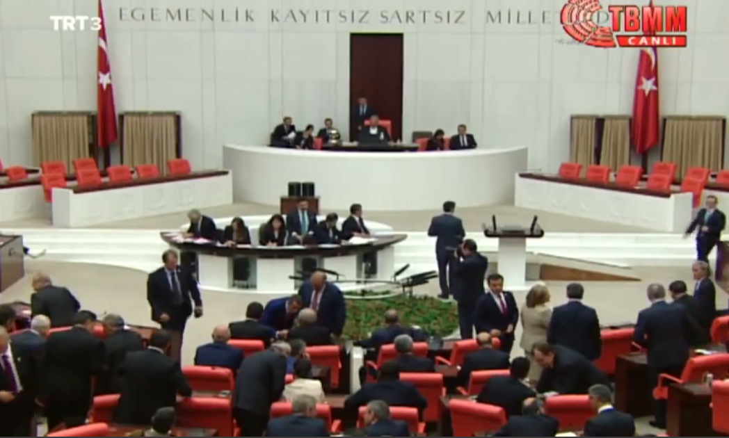 Parlamentoya Tirkiyeyê bi bendewariyeke mezin vedibe