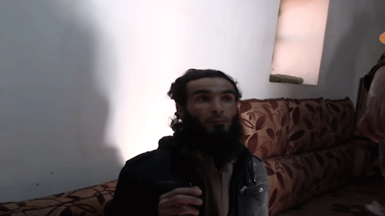 چەكدارێكی داعش بە خێزانەوە خۆی رادەستی ھێزەكانی سووریای دیموكرات دەكات