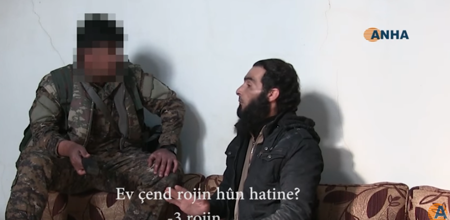 چەكدارێكی داعش بە خێزانەوە خۆی رادەستی ھێزەكانی سووریای دیموكرات دەكات