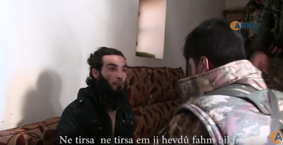 چەكدارێكی داعش بە خێزانەوە خۆی رادەستی ھێزەكانی سووریای دیموكرات دەكات