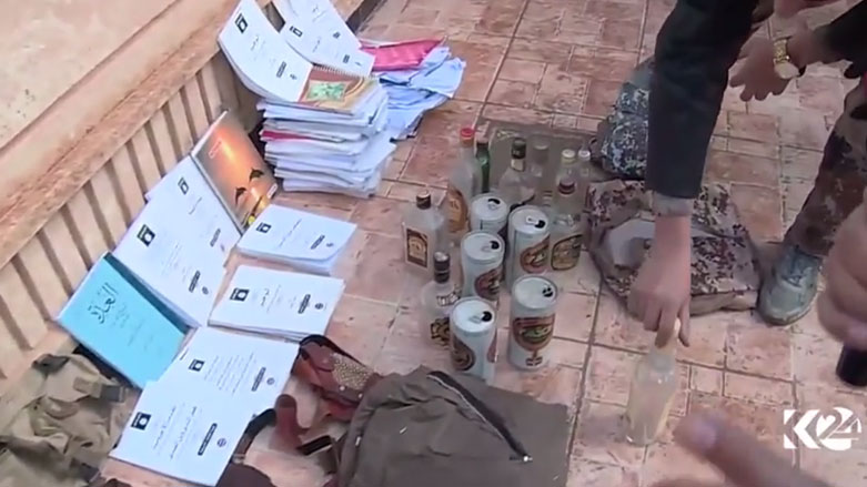 بالصور.. ضبط معقل لداعش يحوي أزياء وذخائر وماركات من الخمور