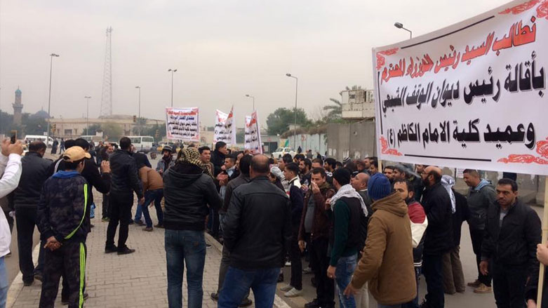 محتجون يتحدون "التهديد الجدي" ويتظاهرون للمطالبة بعزل رئيس الديوان الشيعي