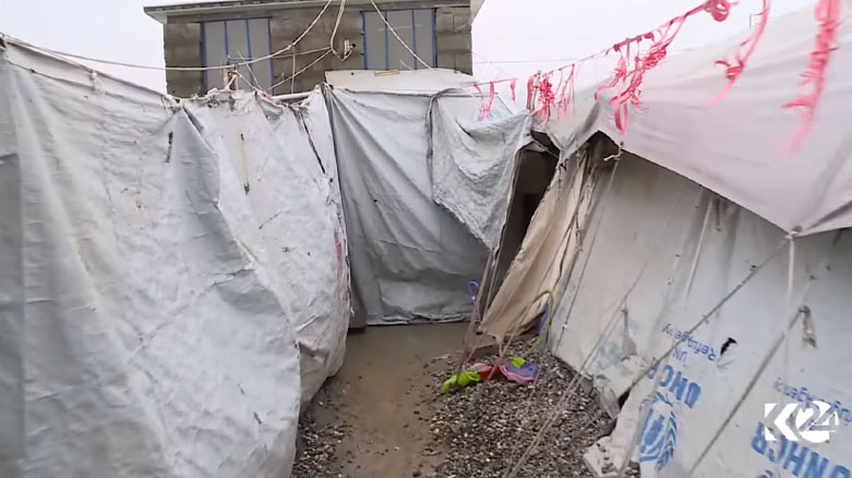 شبح الشتاء يرعب نازحي الموصل والوحل يتسلل بقوة في خيام عرتها الرياح