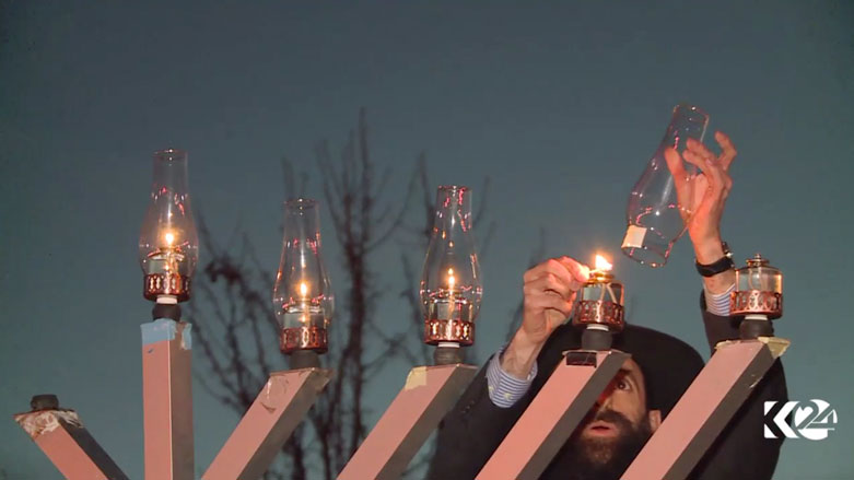 بالصور.. يهود أمريكا يضيئون شموع "حانوكا" على وقع الموسيقى