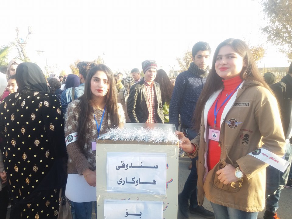 بە وێنە و ڤیدیۆ...كچانی مەلیك ھاوكاری بۆ بەساڵاچووان كۆدەكەنەوە