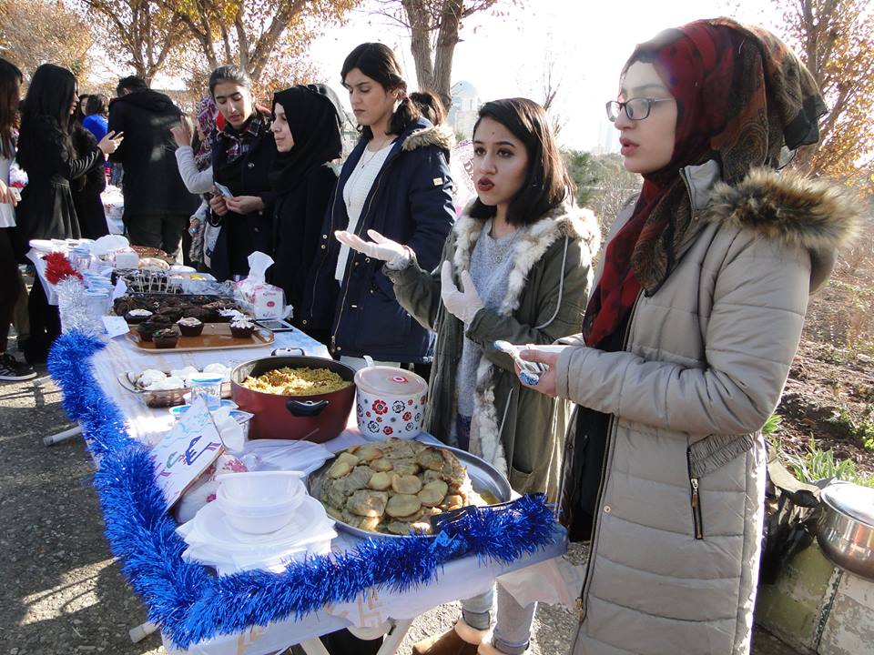 بە وێنە و ڤیدیۆ...كچانی مەلیك ھاوكاری بۆ بەساڵاچووان كۆدەكەنەوە