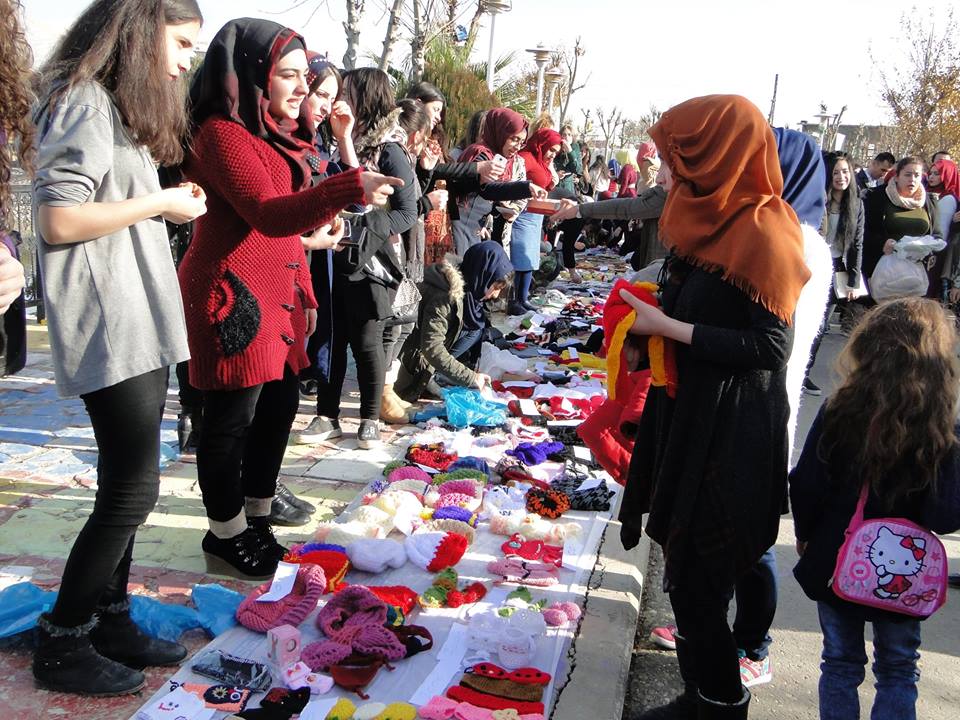 بە وێنە و ڤیدیۆ...كچانی مەلیك ھاوكاری بۆ بەساڵاچووان كۆدەكەنەوە