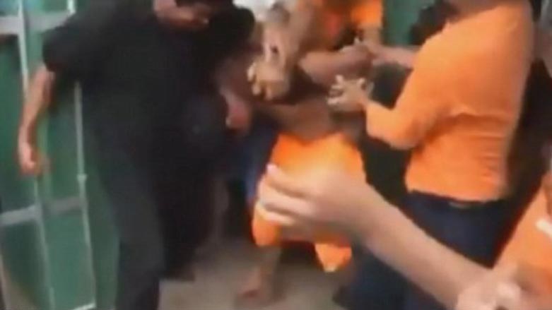 به‌ به‌رچاوی پۆلیس تۆمه‌تبارێك له‌ به‌ندیخانه‌ ده‌هێننه‌ ده‌ره‌وه‌ و ده‌یكوژن 