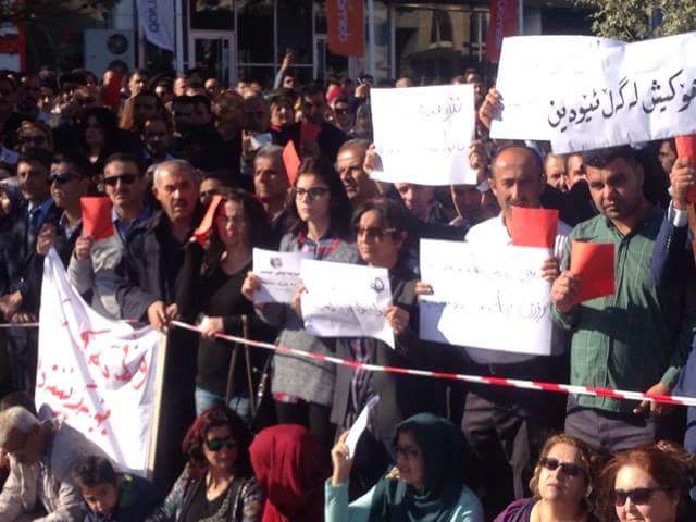 خۆپێشاندانی مامۆستا و فەرمانبەرانی ناڕازی لە سلێمانی دەستیپێكرد