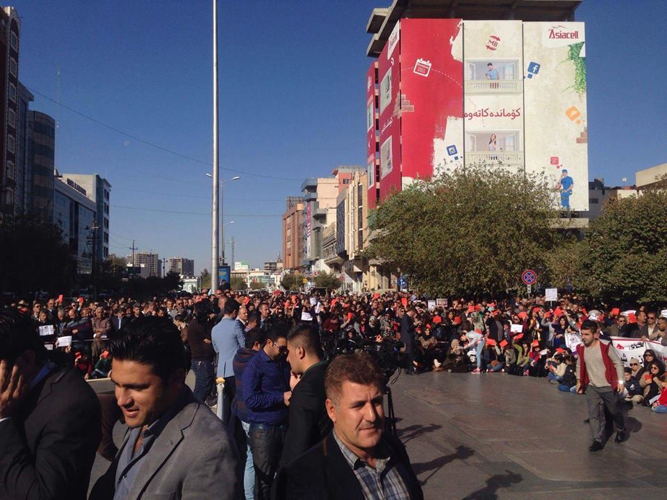 خۆپێشاندانی مامۆستا و فەرمانبەرانی ناڕازی لە سلێمانی دەستیپێكرد