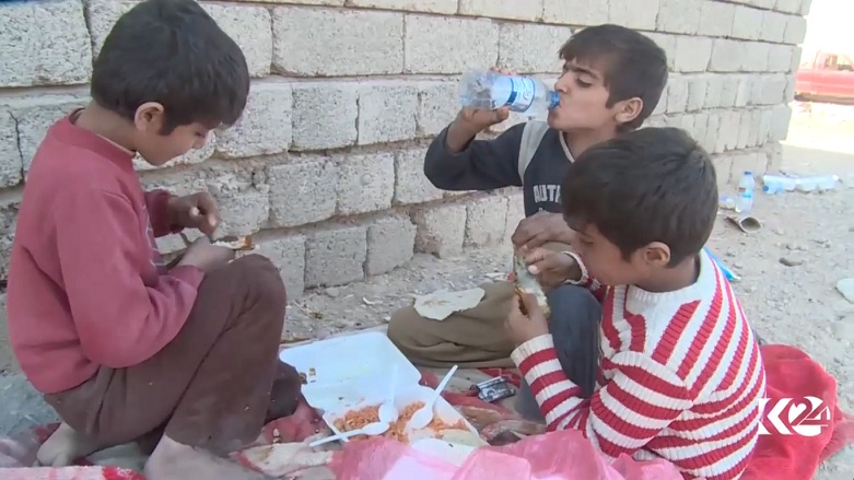 VIDEO: Mosul children eat Iraqi army's leftover food