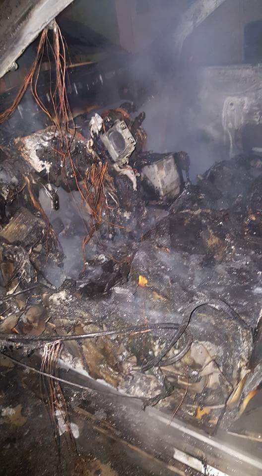 بە وێنە..لە سلێمانی ئۆتۆمبێلی مامۆستایانی ناڕازی دەسوتێنرێت