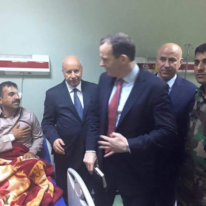 بالصور.. ممثل اوباما يزور جرحى البيشمركة