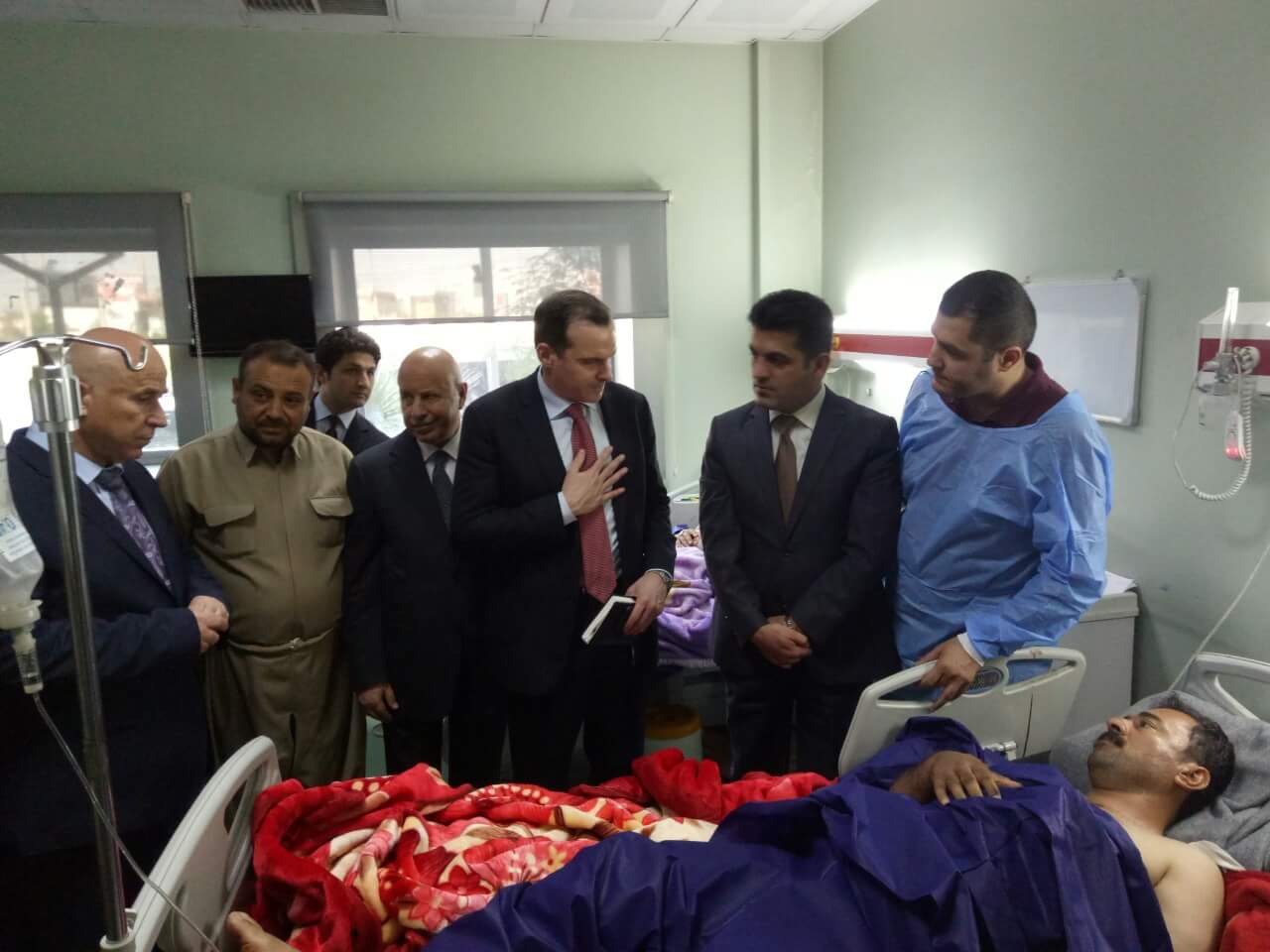 بالصور.. ممثل اوباما يزور جرحى البيشمركة