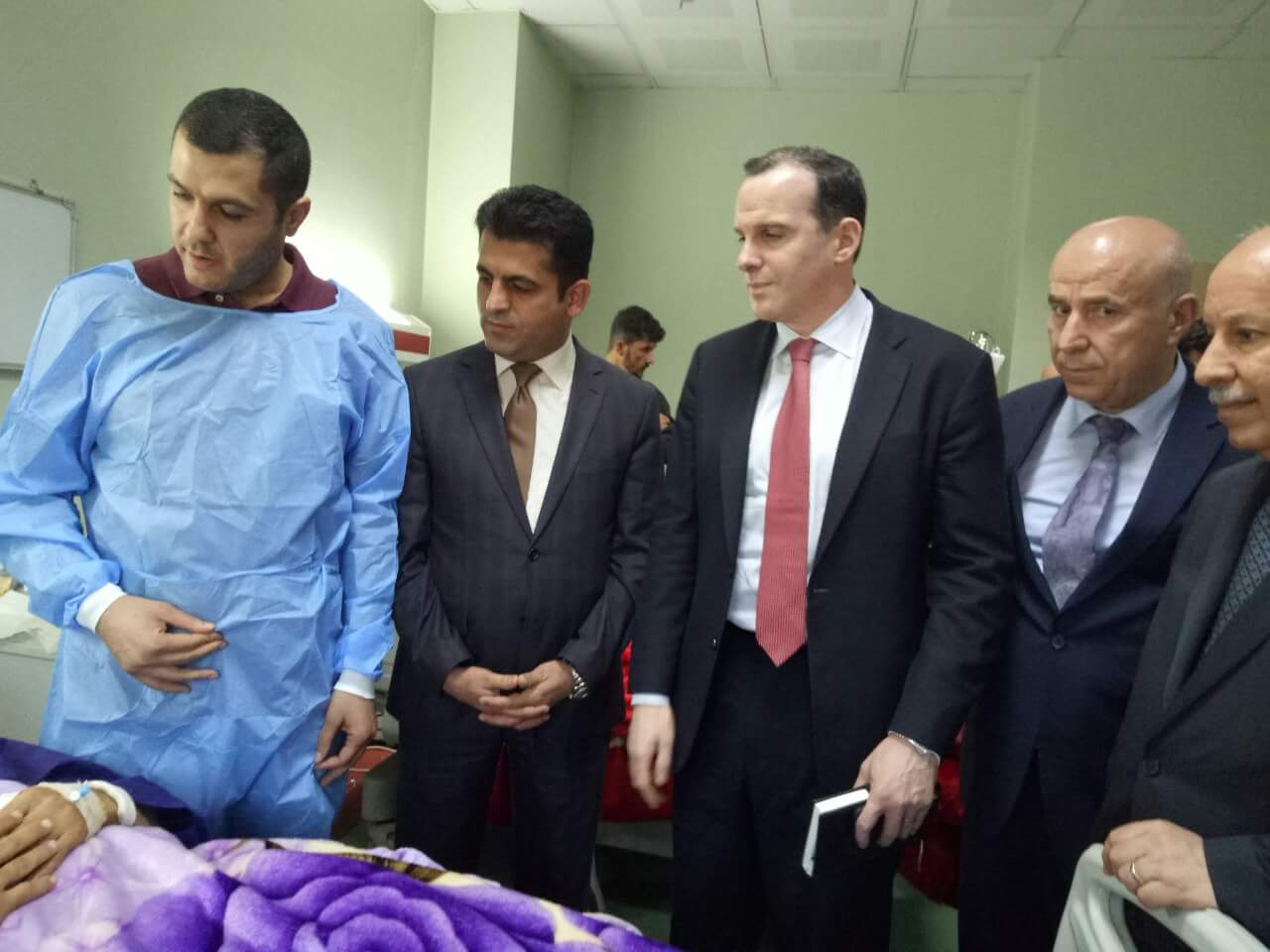 بالصور.. ممثل اوباما يزور جرحى البيشمركة