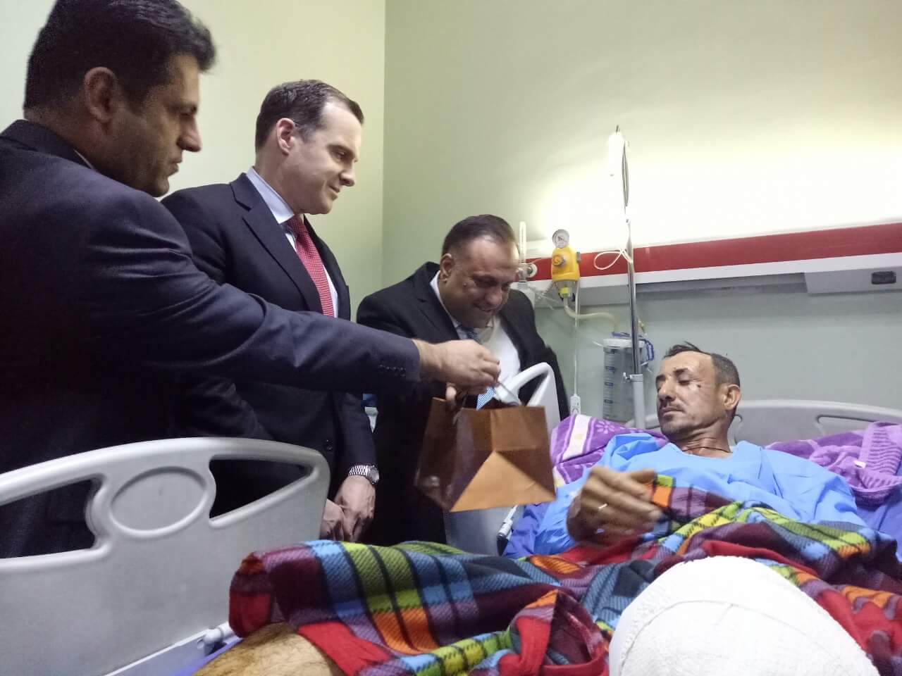 بالصور.. ممثل اوباما يزور جرحى البيشمركة