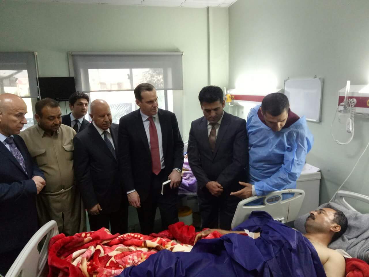 بالصور.. ممثل اوباما يزور جرحى البيشمركة