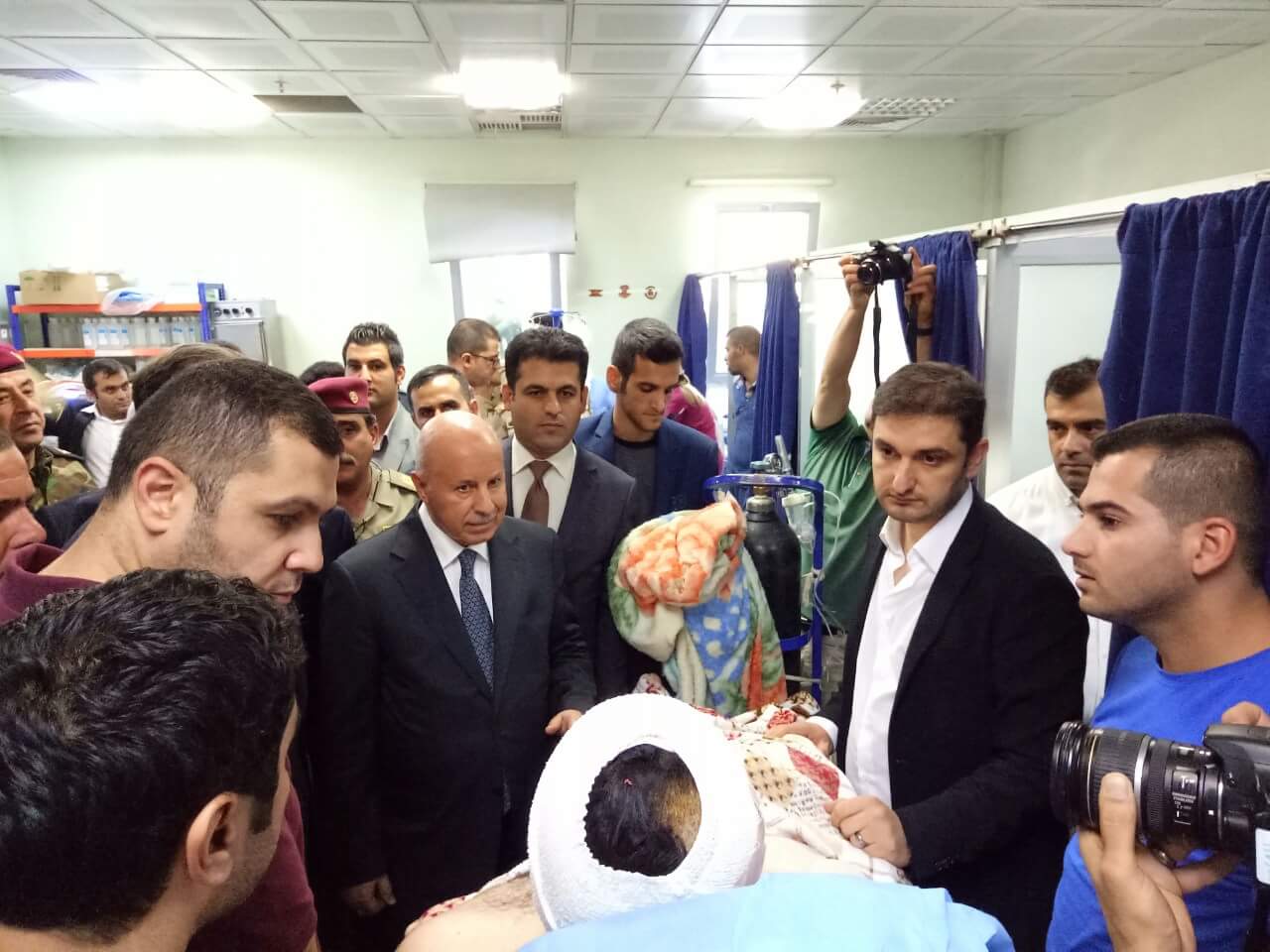 بالصور.. ممثل اوباما يزور جرحى البيشمركة