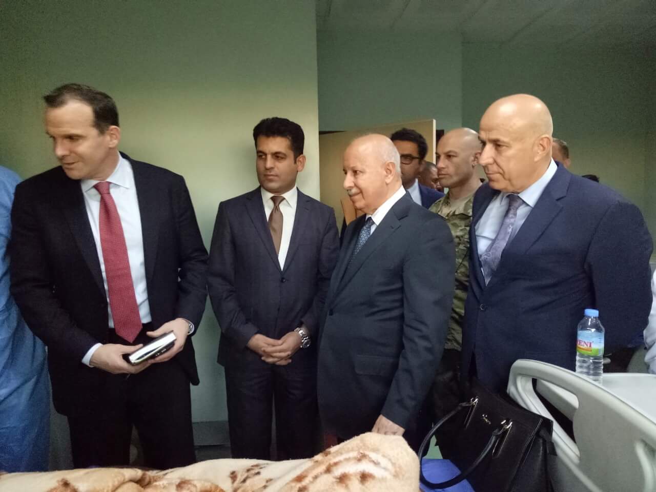 بالصور.. ممثل اوباما يزور جرحى البيشمركة