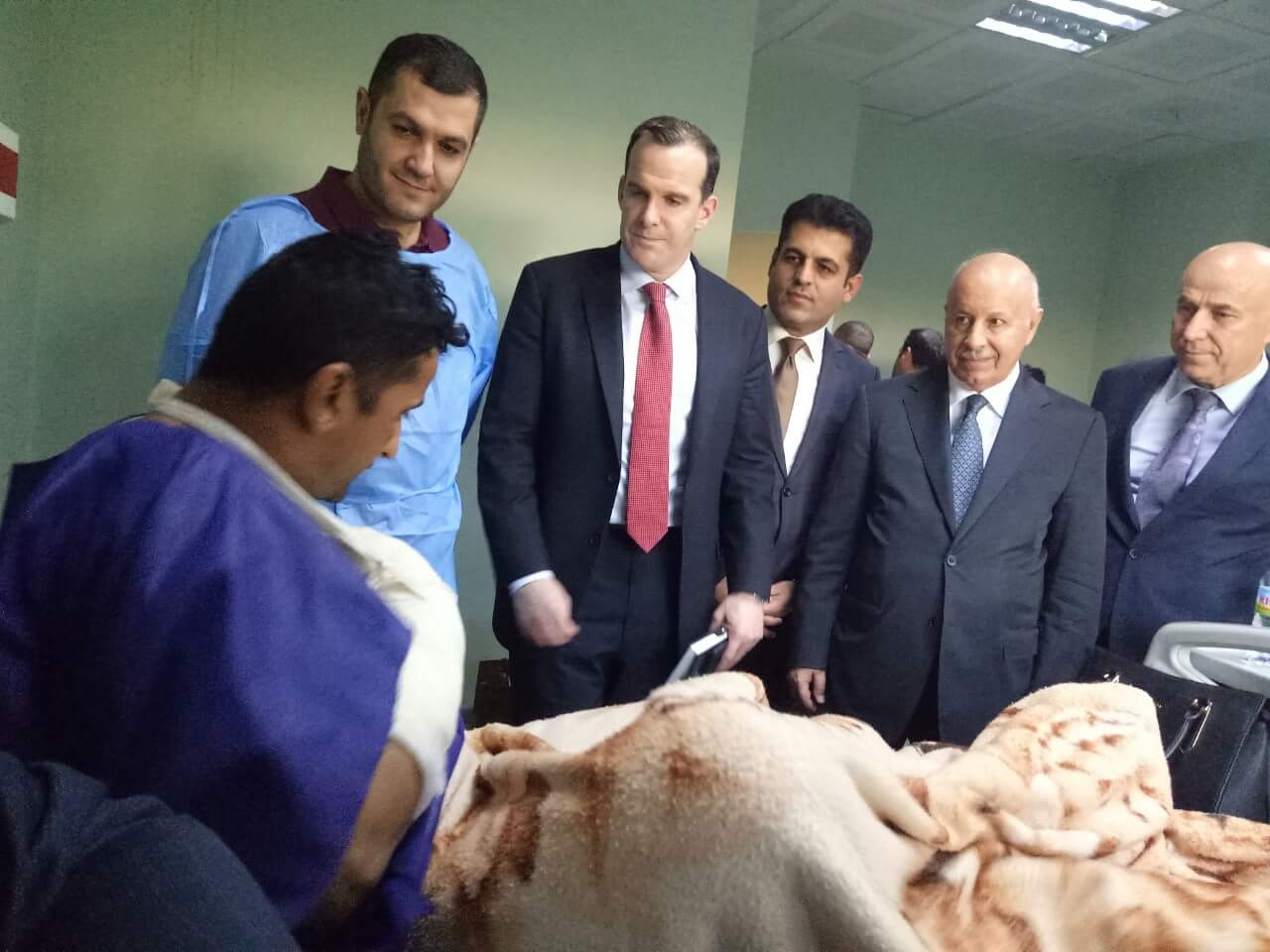 بالصور.. ممثل اوباما يزور جرحى البيشمركة