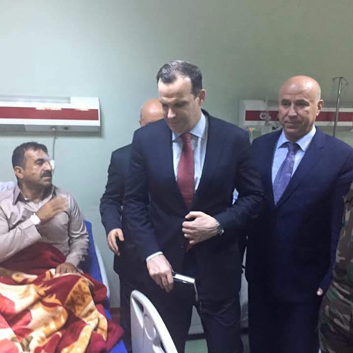 بالصور.. ممثل اوباما يزور جرحى البيشمركة