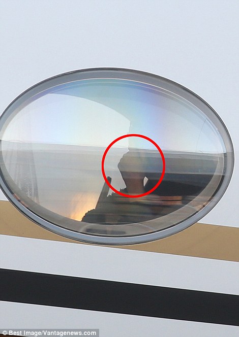 به‌ بڕی 11 ملیۆن دۆلار خشڵ و زێڕ له‌ كیم كارداشیان ده‌دزرێت