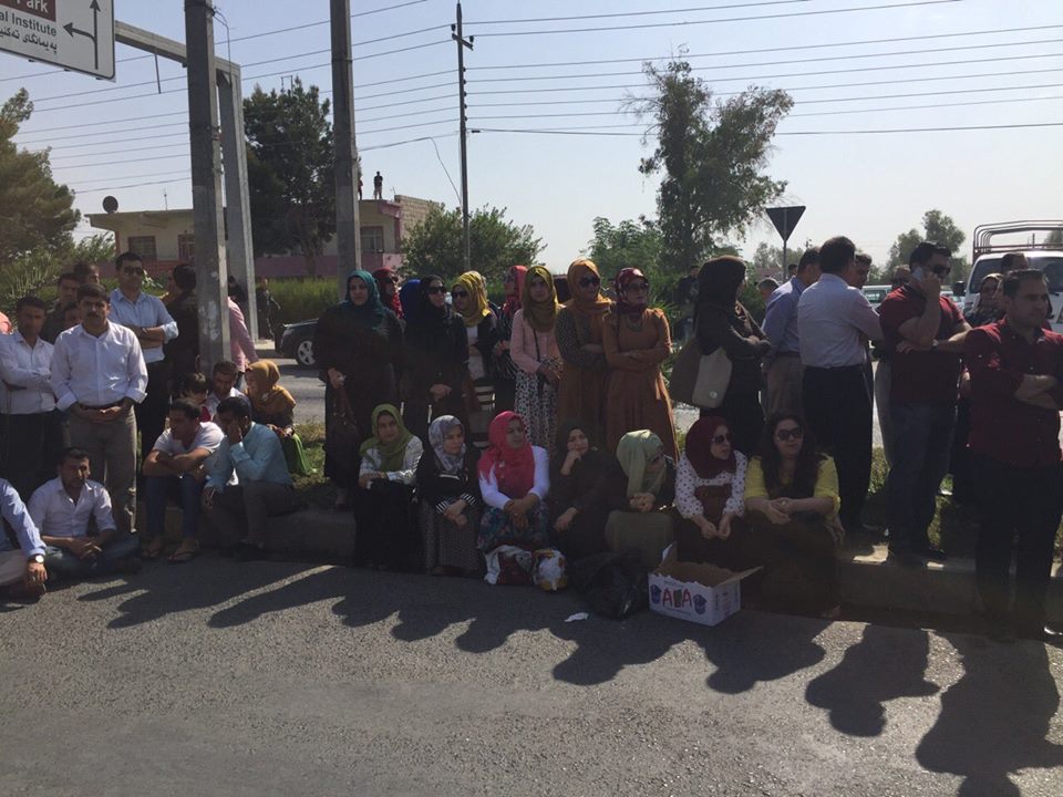 بە وێنە خۆپێشاندانی مامۆستا و فەرمانبەرانی گەرمیان