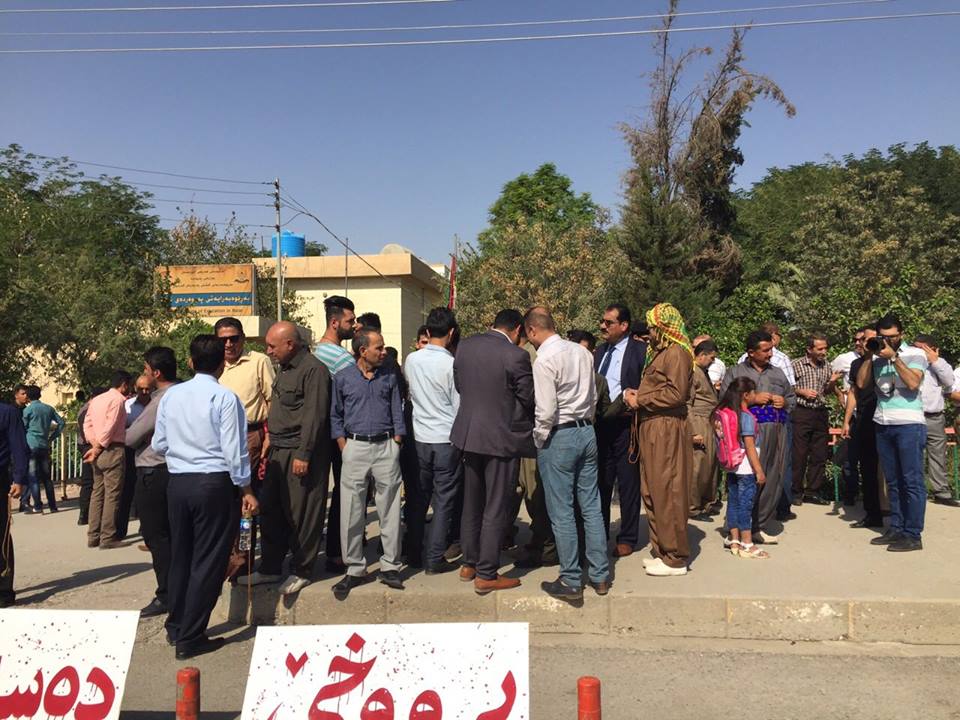 بە وێنە خۆپێشاندانی مامۆستا و فەرمانبەرانی گەرمیان