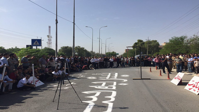 بە وێنە خۆپێشاندانی مامۆستا و فەرمانبەرانی گەرمیان