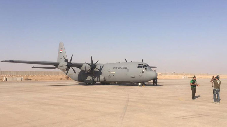 العراق يعرض صورا لاول طائرة عسكرية تهبط بمطار القيارة منذ 2014